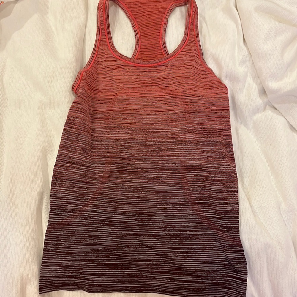 Size 6 swiftly Tech razor back tank. No tag but perfect condition! Lululemon.